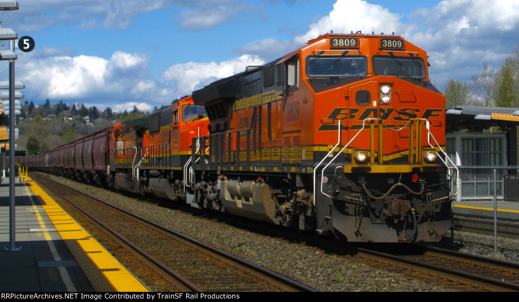 BNSF 3809 Leads a Grainer South